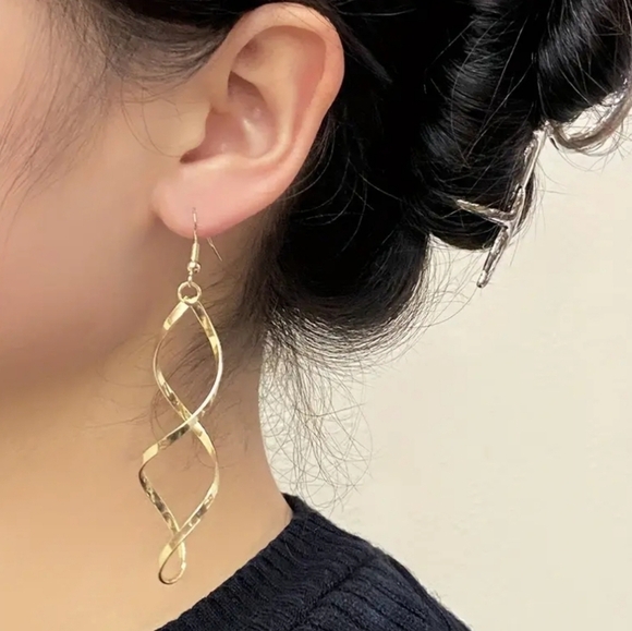 Glamorous Golden Spiral Dangle Fashion Earrings - Picture 2 of 7